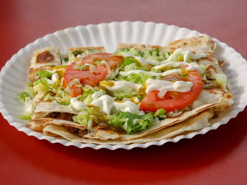 Quesadilla with lettuce, tomato and crema